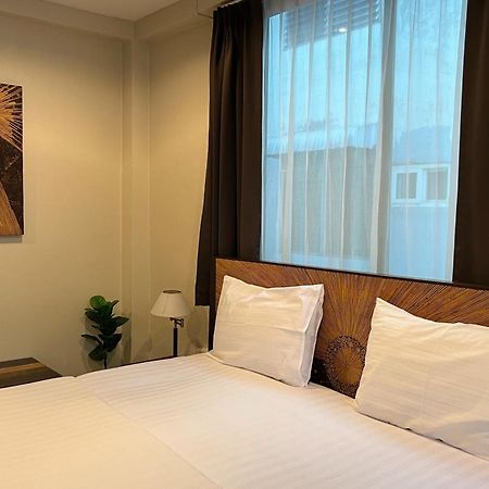 Baan Glang Soi Restaurant & Guesthouse Bangkok Esterno foto
