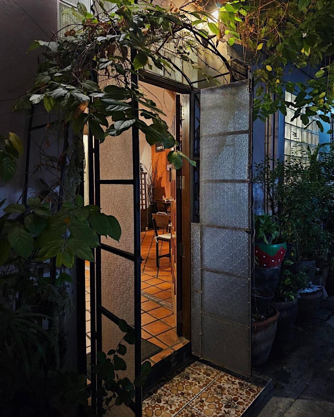 Baan Glang Soi Restaurant & Guesthouse Bangkok Esterno foto