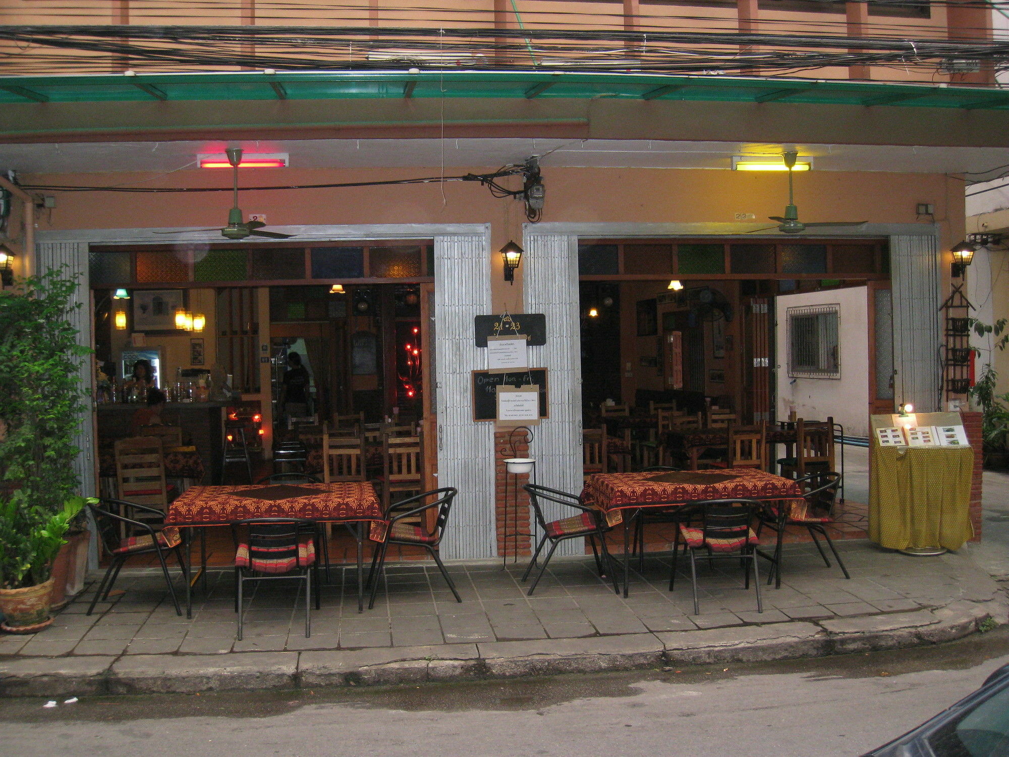 Baan Glang Soi Restaurant & Guesthouse Bangkok Esterno foto