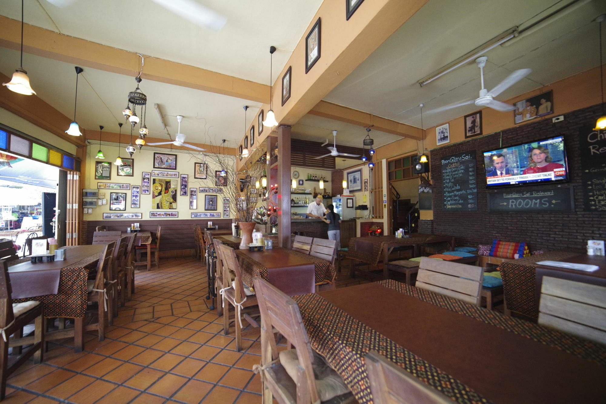 Baan Glang Soi Restaurant & Guesthouse Bangkok Esterno foto