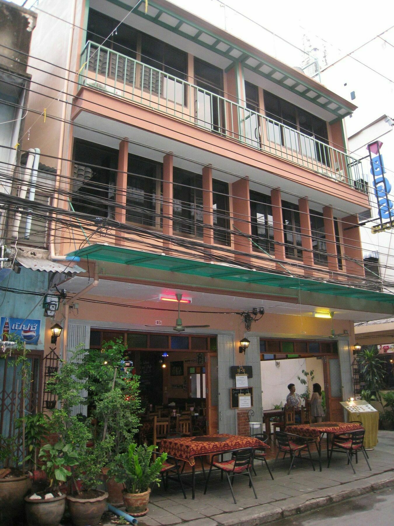 Baan Glang Soi Restaurant & Guesthouse Bangkok Esterno foto
